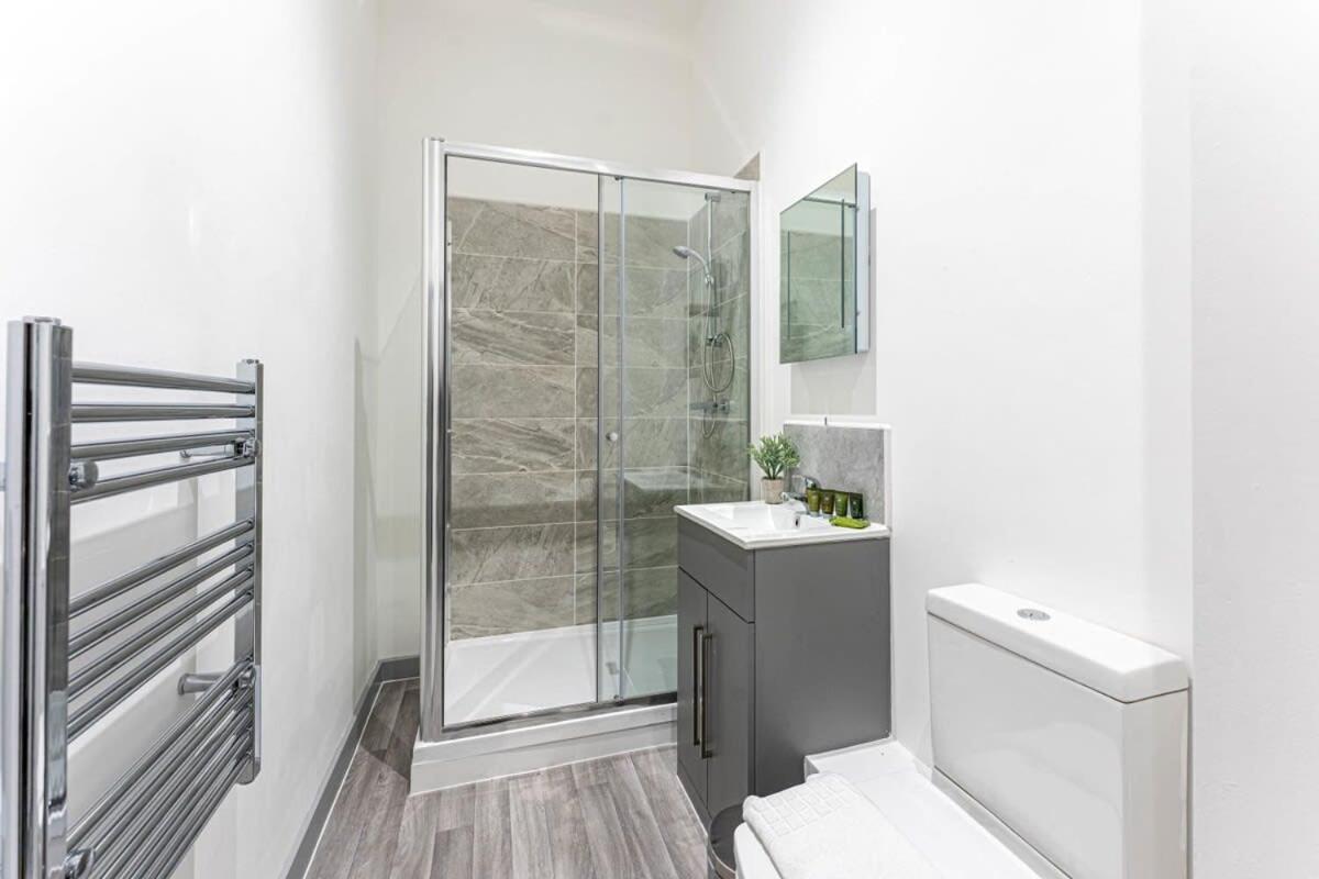Modern 1 Bedroom In Dudley *